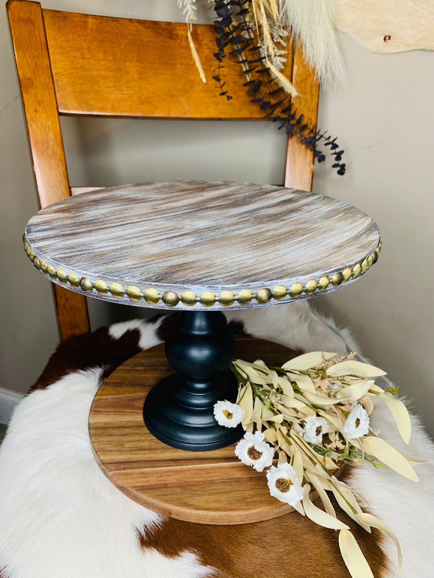 Western Elegance Cake Riser